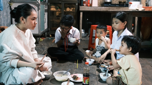 4 Hon Nua Ti Dong Cho Co Be 15 Tuoi Nho Co Muon Ra Cho Xin Do An Thua Nuoi 4 Em Mo Coi Con Xiu Ngang Con Xin Ngung Nhan
