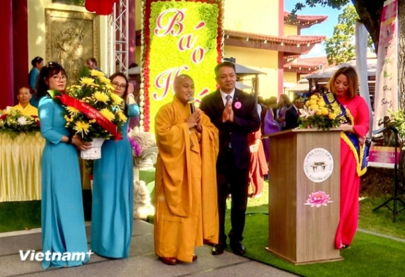 1 Nguoi Viet Tai Duc Gin Giu Ban Sac Qua Dai Le Vu Lan Va Le An Vi Phat