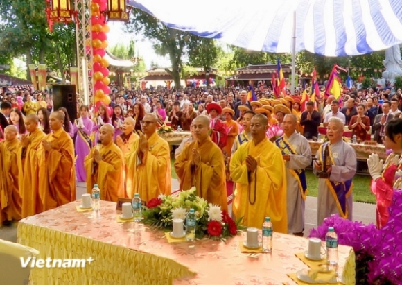 2 Nguoi Viet Tai Duc Gin Giu Ban Sac Qua Dai Le Vu Lan Va Le An Vi Phat
