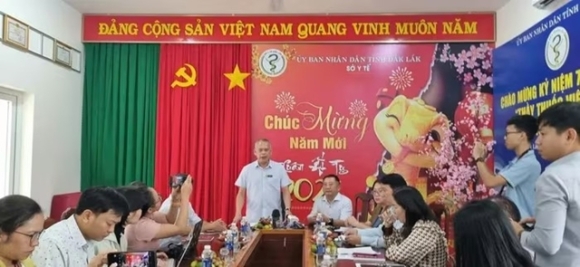 4 May Tan Soi Laser Hong Nhung Van Phau Thuat Cho 500 Benh Nhan Giam Doc Vien Bat Khoc Giai Bay