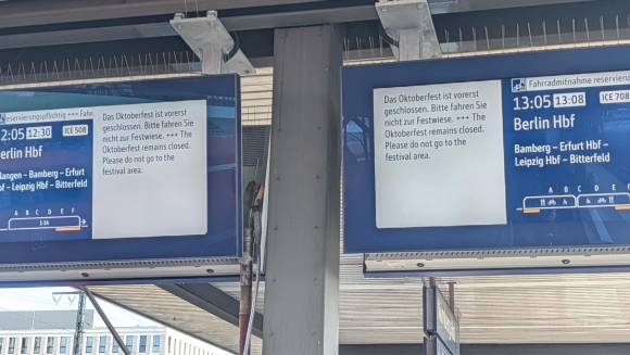 2 Le Hoi Bia Oktoberfest Dong Cua Khan Cap Vi De Doa Danh Bom