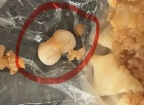 2 Khach Tq Hoang Hot Khi Phat Hien Rang Gia Trong Xuc Xich Dim Sum