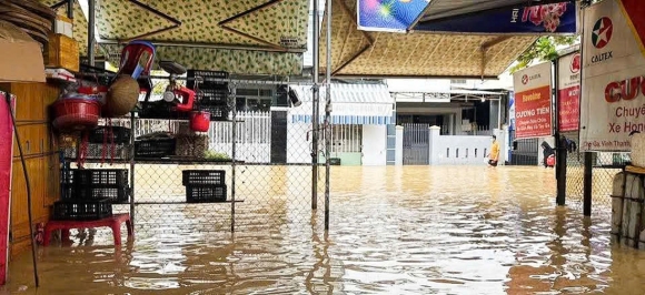 4 Khanh Hoa Ngap Sau Do Mua Lu Nguoi Dan Leo Len Mai Nha Cau Cuu