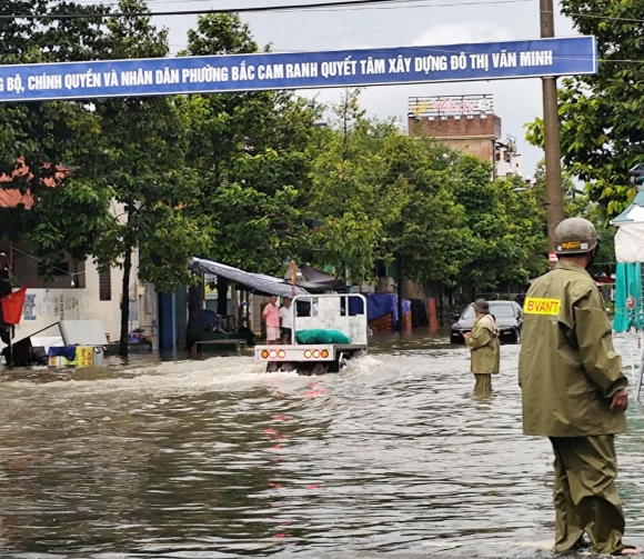 6 Khanh Hoa Ngap Sau Do Mua Lu Nguoi Dan Leo Len Mai Nha Cau Cuu