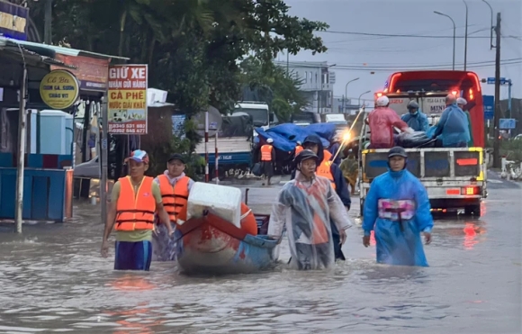 4 Lu Lut Mien Trung It Nhat 50 Nguoi Chet Mat Tich Tiep Tuc Cuu Ho Trong Dem