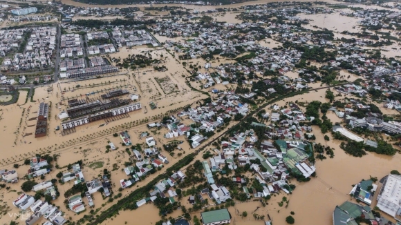 2 Lu Lut Mien Trung It Nhat 50 Nguoi Chet Va Mat Tich San Bay Duong Sat Te Liet