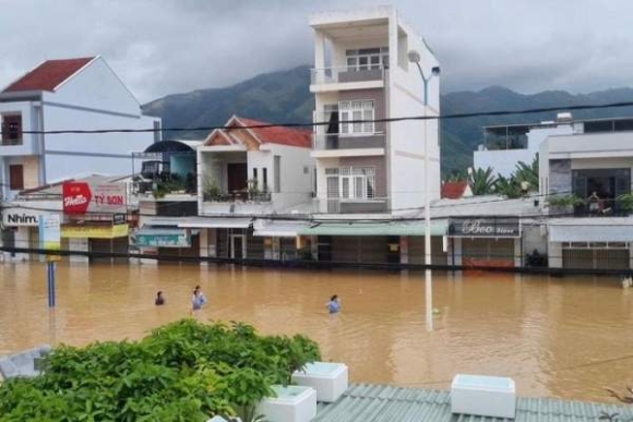 7 Lu Lich Su Nhan Chim Nha Trang Oto Troi Dat Trong Lan Nuoc Duc Ngau