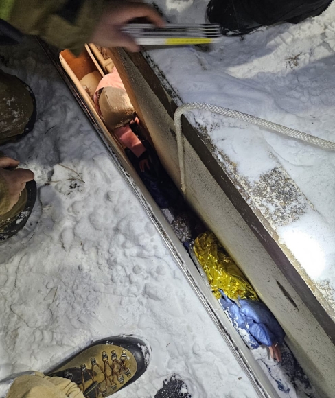 3 Thanh Nien Duc Suyt Tu Vong Vi Ket Trong Khe Hep 30 Cm O Nhiet Do Am 10 Do C Linh Cuu Hoa Ao Giai Cuu Ngoan Muc