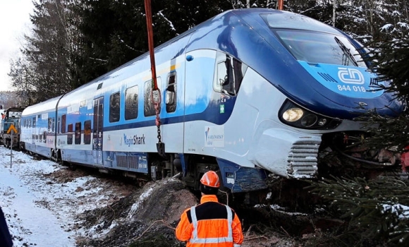 1 Tai Xe Tau Cau Tha Bo Lo Tin Hieu Dung Khien Tau Lao Vao Duong Ray Thoat Hiem