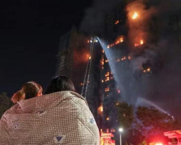 2 Nhan Chung Ke Lai Khoanh Khac Bien Lua Bao Trum Nhieu Toa Chung Cu O Hong Kong