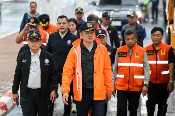 1 Thu Tuong Thai Lan Cui Dau Xin Loi Sau Tham Hoa Lu Lich Su