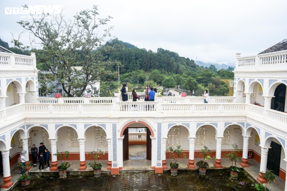 2 Dinh Thu Vua Meo Khoac Ao Moi Sau Trung Tu Long Lay Giua Cao Nguyen Trang