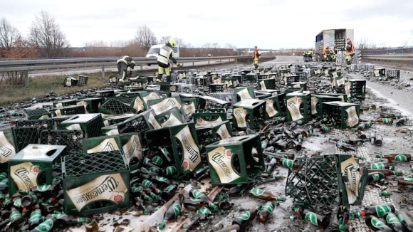 1 Xe Tai Cho Bia Gap Su Co Hy Huu Quoc Lo B93 Bien Thanh Con Duong Bia