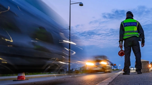 1 Canh Sat Lien Bang Duc Tang Cuong Kiem Soat Nguoi Viet Nhap Canh Nghi Van Buon Nguoi