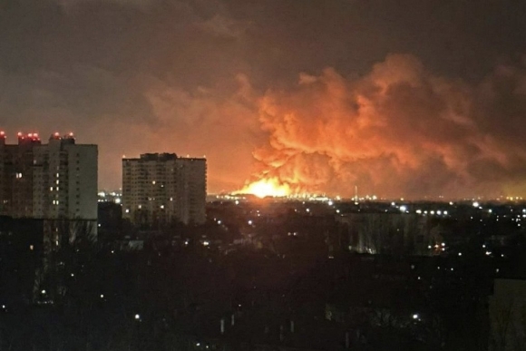 1 Nha May Loc Dau Nga Boc Chay Du Doi Sau Cuoc Tan Cong Bang May Bay Khong Nguoi Lai Tam Xa