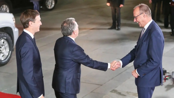 1 Man Trinh Dien Xuat Sac Cua Merz Nam Bai Hoc Tu Cac Cuoc Dam Phan Berlin