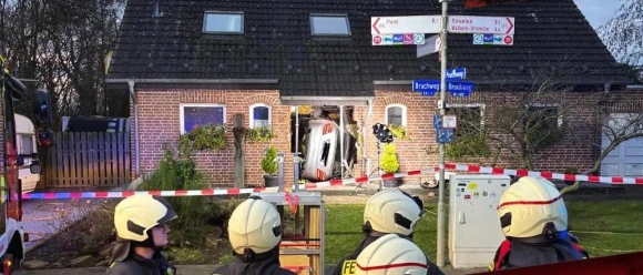 1 O To Mercedes Lao Thang Vao Nha Dan Tai Duc Doi Cuu Ho Phai Gia Co Khan Cap