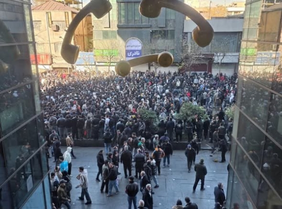 2 Khung Hoang Kinh Te Tai Iran Khien Dong Noi Te Sup Do Ky Luc Va Lan Song Bieu Tinh Lan Rong