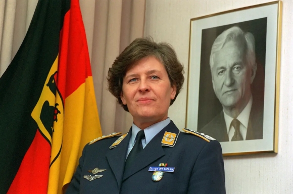 8 Tu Thu Ky Den Cap Tuong Hanh Trinh Phu Nu Gia Nhap Quan Doi Lien Bang Duc