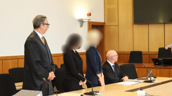 1 Canh Sat Duc Doi Mat An Sa Thai Vi Bo Chay Trong Vu No Sung