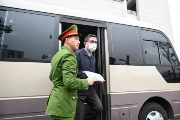 Cảnh sát dẫn giải hai cựu Cục trưởng Cục An toàn thực phẩm đến tòa