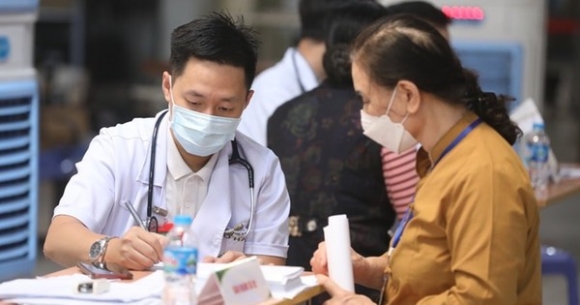 Chính thức: Từ nay người dân đi khám bệnh không cần xuất trình sổ giấy