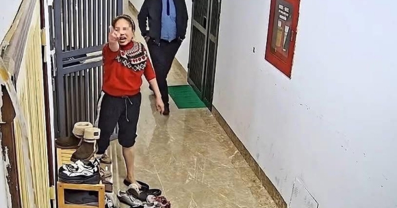 Công an triệu tập người phụ nữ túm tóc, đánh hàng xóm tại hành lang chung cư