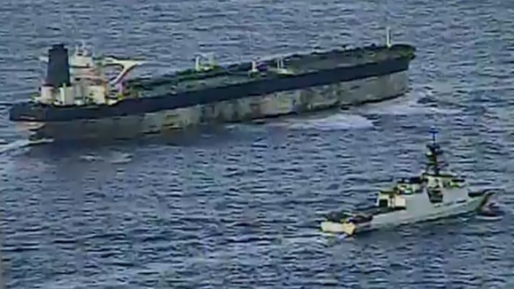 Mỹ thả hai thuyền viên Nga trên tàu dầu Marinera sau quyết định của Trump