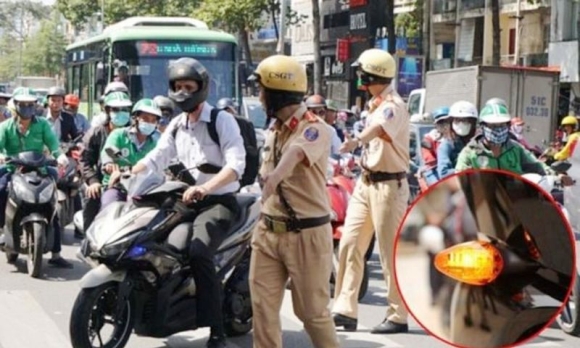 Chuyển hướng không bật xi nhan, người điều khiển xe máy có thể bị phạt đến 14 triệu đồng, trừ 10 điểm GPLX