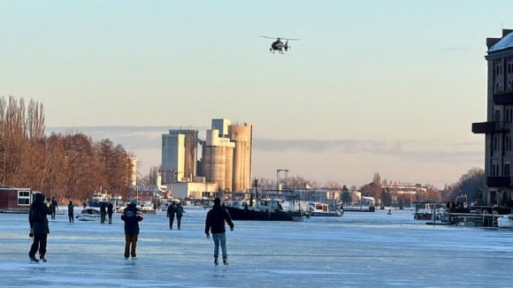 Nguy hiểm tính mạng khi đi trên mặt hồ đóng băng tại Berlin