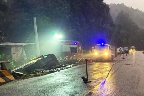 Ô tô khách lao xuống cống thoát nước ở Sơn La, 4 người t‌ử von‌g tại chỗ