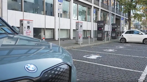 Đức triển khai gói hỗ trợ 6.000 euro cho người mua xe điện