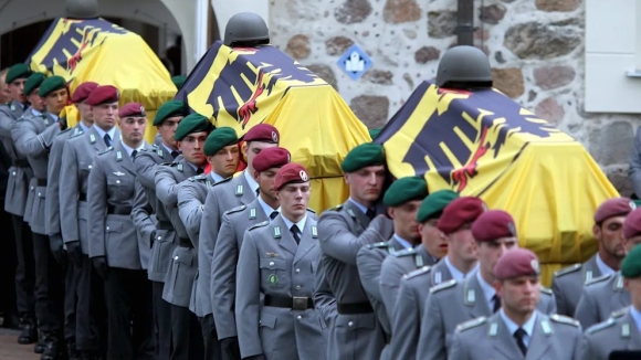 Bộ trưởng Quốc phòng Đức bảo vệ danh dự quân đội trước chỉ trích của Trump