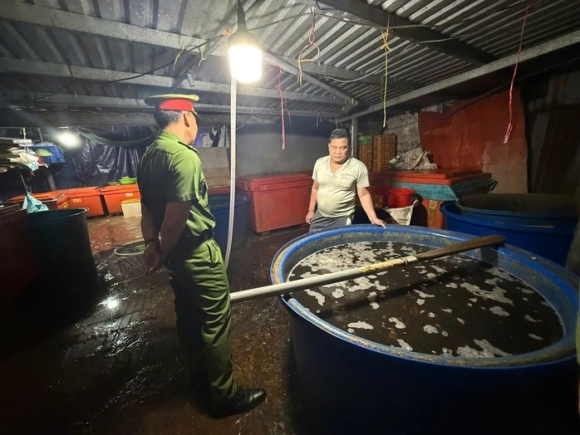 Lỡ ăn ốc bươu bị ngâm "thuỷ tinh lỏng", người tiêu dùng đòi bồi thường được không?