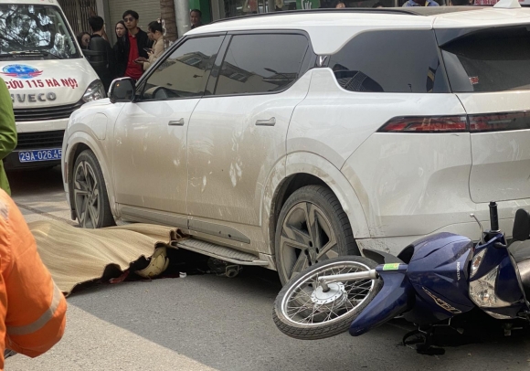 Xe VinFast VF9 cuốn người và xe máy vào gầm ở phố Khâm Thiên khiến một phụ nữ tử vong