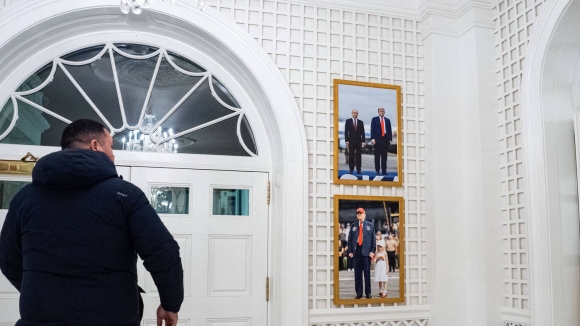 Đằng sau quyết định gỡ ảnh các tiền nhiệm và treo chân dung Putin của Trump