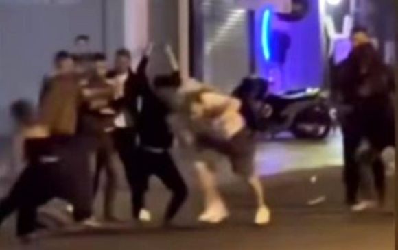 Vụ nhóm du khách nước ngoài bị đánh tới tấp ở trung tâm Nha Trang: Công an bắt 3 người