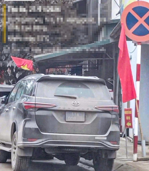 Vụ xe biển xanh đỗ ngay dưới biển cấm: Vì sao không xử phạt lỗi biển số xe bị bùn đất che lấp?