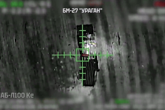 Hình ảnh UAV Ukraine thả bom thiêu rụi pháo phản lực phóng loạt của Nga