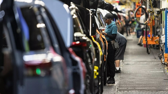 Các hãng xe liên tục thua lỗ: Hàng nghìn lao động bị sa thải, nhiều dự án đứt gánh giữa đường