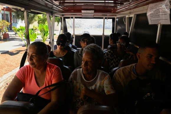 Dân Cuba chuyển sang đi xe điện dù điện cũng chập chờn