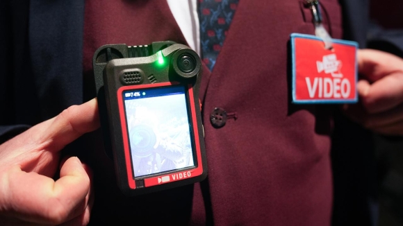 Nhân viên đường sắt Đức đeo camera gắn người để đối phó với tình trạng bạo lực gia tăng