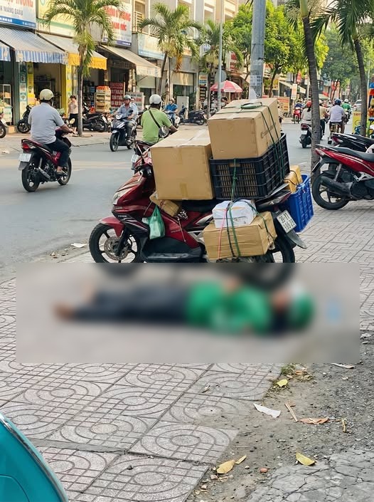 Shipper gục chết bên xe máy chở đầy hàng ở phường An Phú Đông