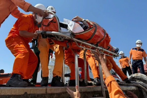 Điều tàu cứu hành khách Đức gặp nạn trên biển