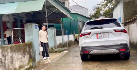 Tài xế đậu xe 'khóa đầu, khóa đuôi' ngõ nhỏ, thách 'ai cẩu được cứ cẩu, phạt 100 triệu không sao'