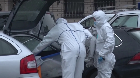 Ba đứa trẻ sinh ba khóc nghẹn tìm mẹ và góc khuất kinh hoàng sau vụ án mạng tại Đức