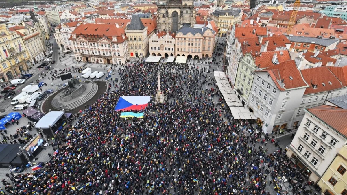 Hàng nghìn người đổ về quảng trường trung tâm Praha kỷ niệm 4 năm Nga xâm lược Ukraine