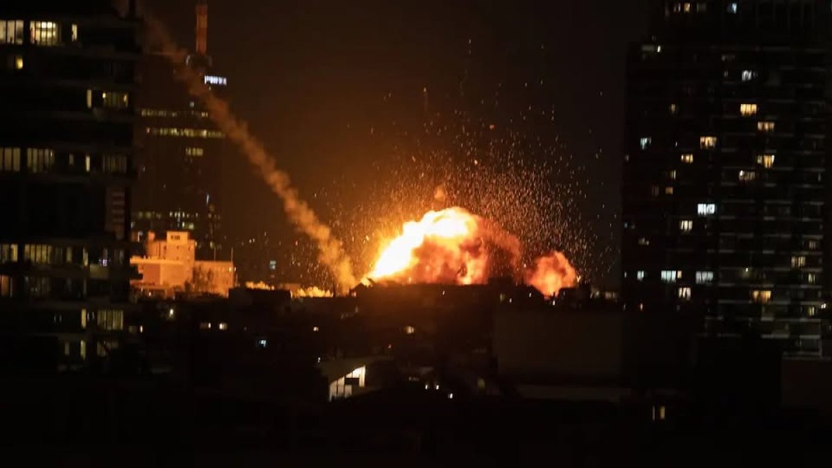 Chiến sự Iran ngày thứ hai: tin xác nhận lãnh tụ Ali Khamenei tử vong khiến Tehran rúng động