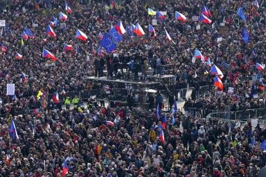 Người dân Praha xuống đường tuần hành biểu tình phản đối chính phủ