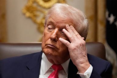 Tỷ lệ phản đối tổng thống Trump chạm mốc kỷ lục 62%